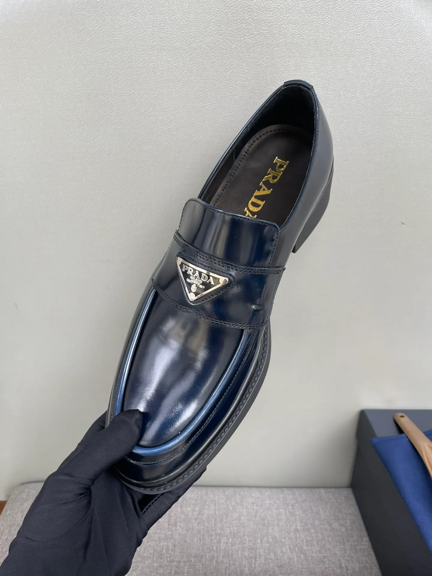 Men's shoes 💰860 hot recommendation ✨PRADA Prada's top purchasing quality imported upper with color-brushed open edge beads carved toe design cowhide lining private molded TPU outsole non-slip, wear-resistant and elastic fashionable and versatile burgundy black blue 39-44 in stock (38, 45 customized replacement)